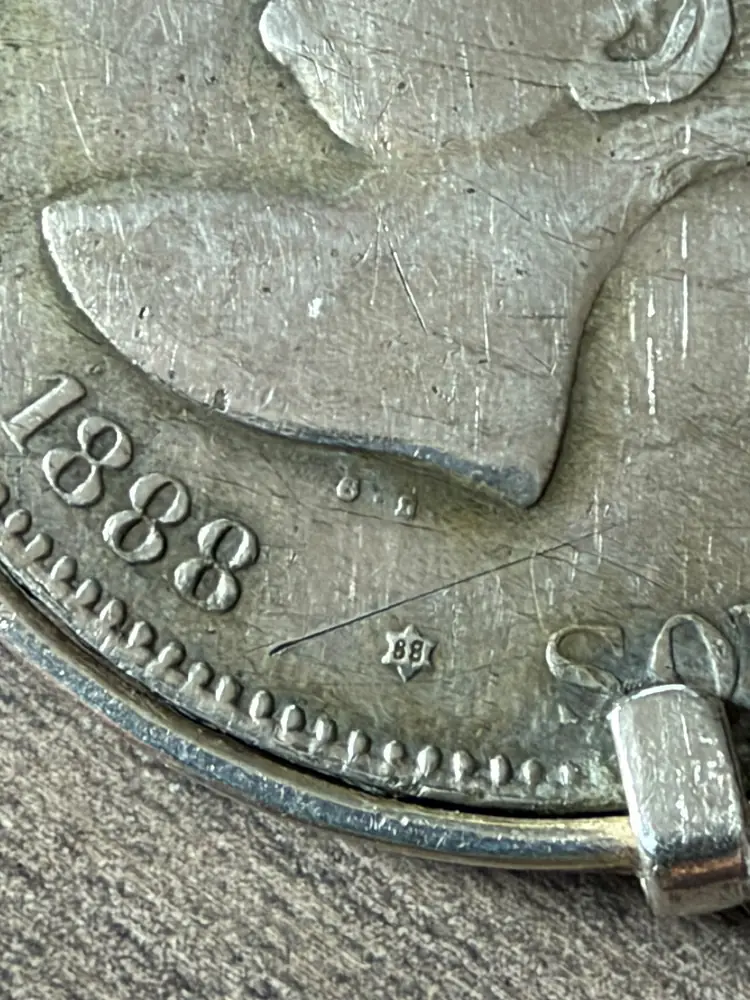 Detalle de la fecha 1888 en una moneda de Alfonso XIII