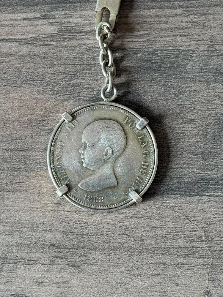 Moneda de Alfonso XIII de 1888 montada en llavero