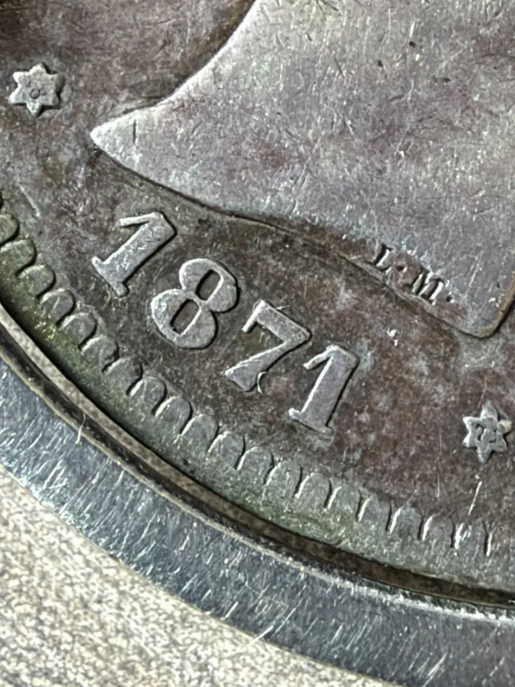 Detalle de la fecha 1871 en una moneda de Amadeo I