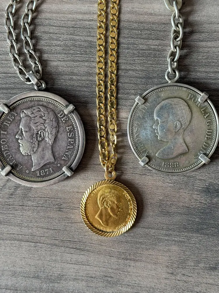 Tres monedas españolas de 1871, 1878 y 1888 montadas en colgantes