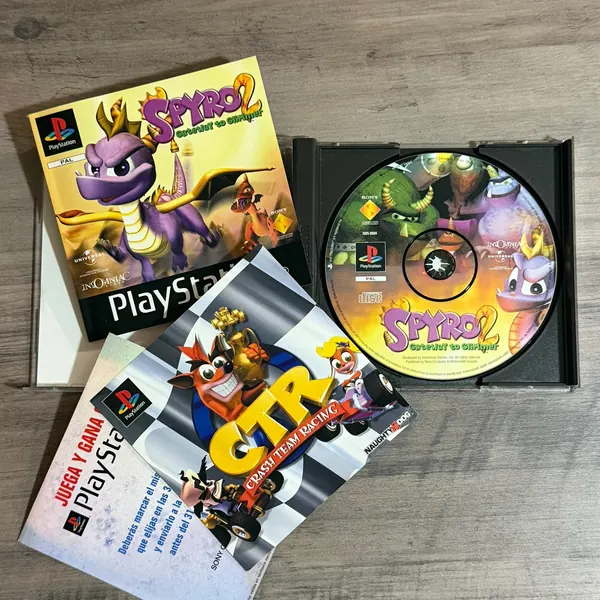 Spyro 2: Gateway to Glimmer de PlayStation con su manual y disco