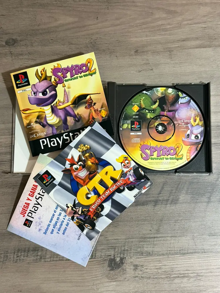 Spyro 2: Gateway to Glimmer de PlayStation con su manual y disco